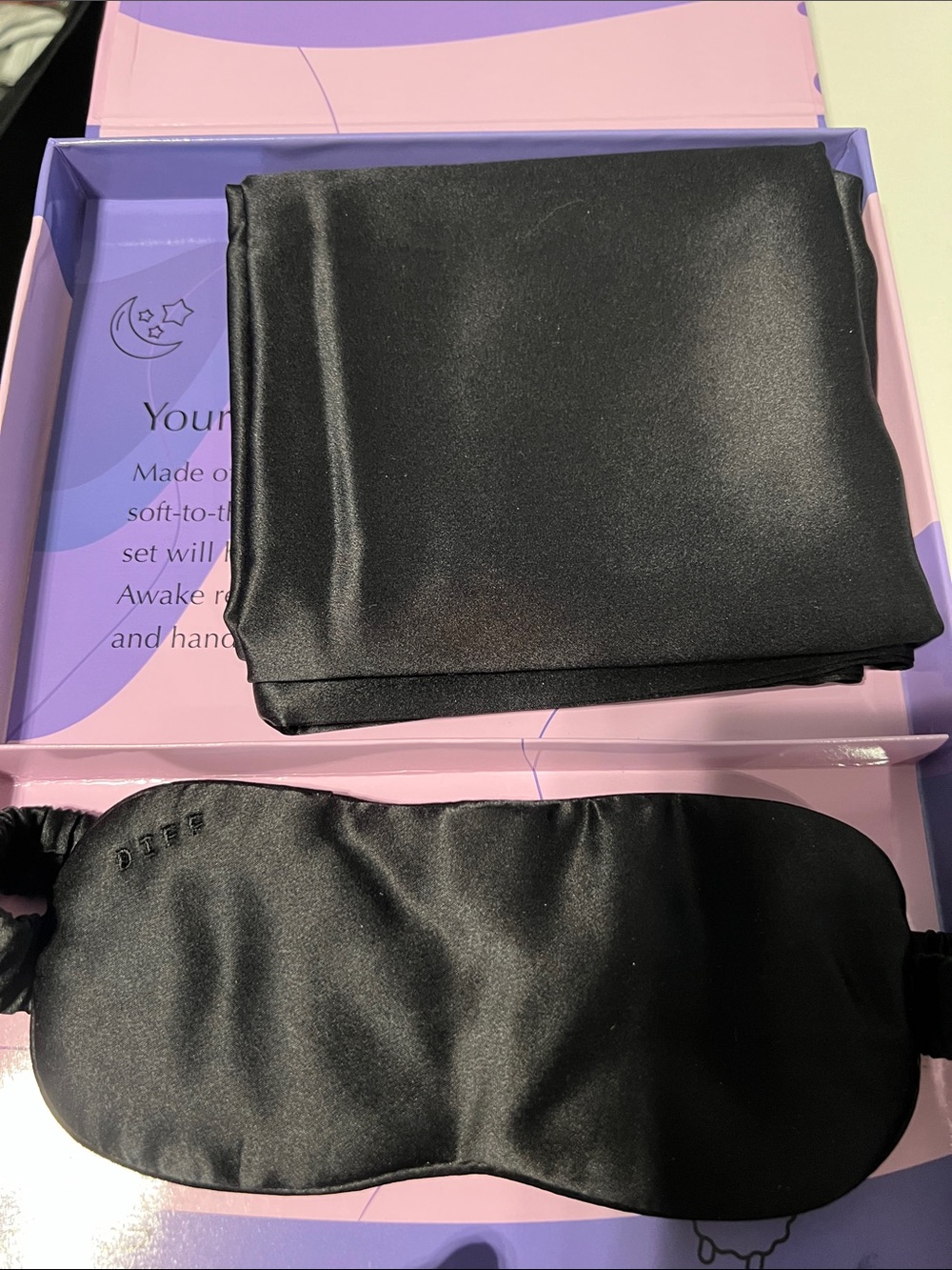 DIFF 
Black Rest-Up, Beautiful pillow case and sleep mask